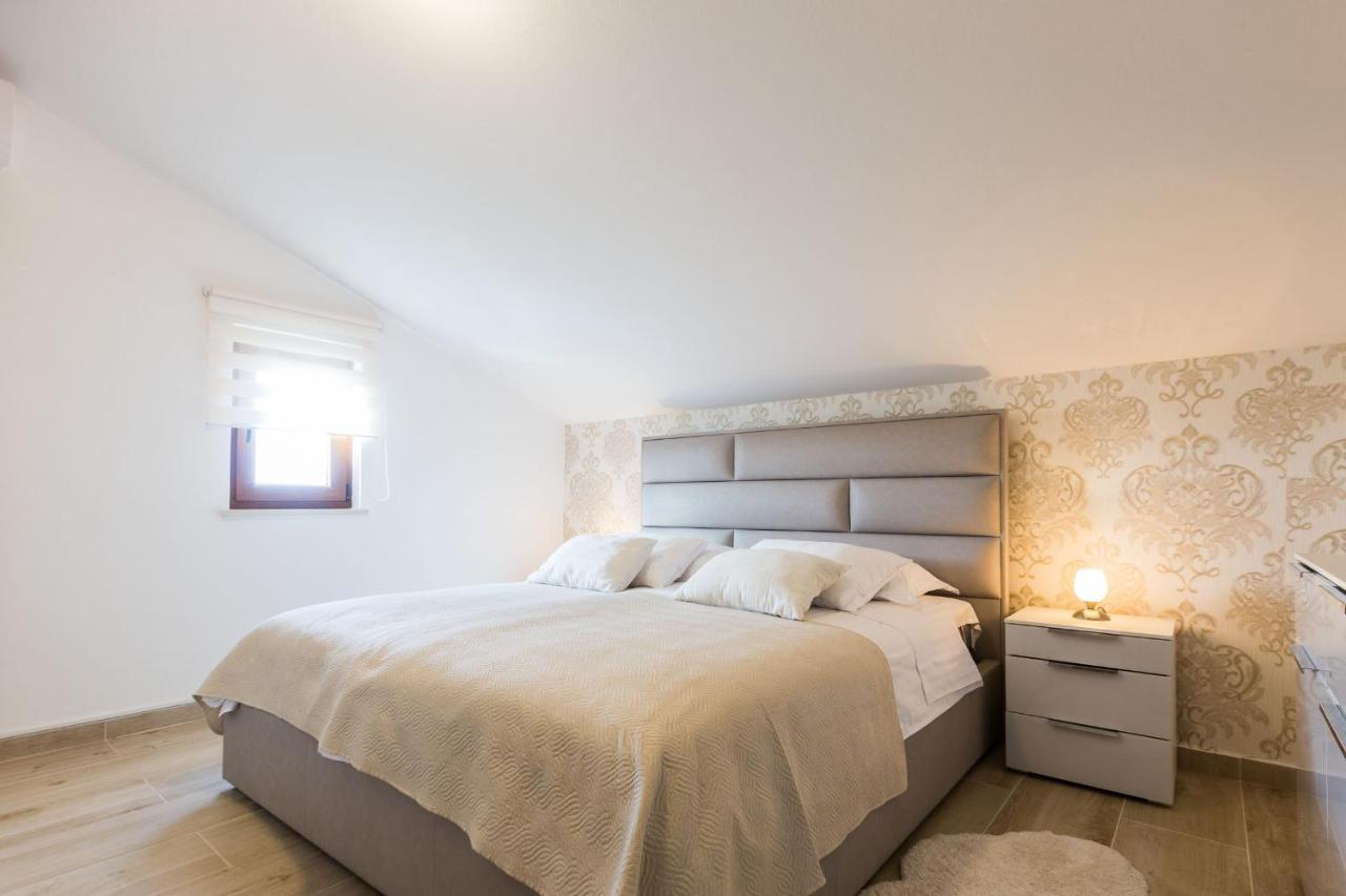 Villa Tina With Swimming Pool, Tennis Court, Games Room, Sauna, Gym, Bbq Policnik Exterior photo