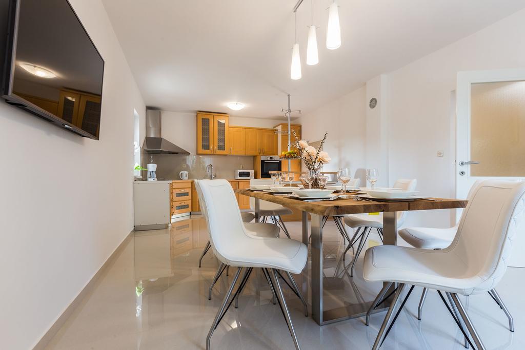 Villa Tina With Swimming Pool, Tennis Court, Games Room, Sauna, Gym, Bbq Policnik Exterior photo