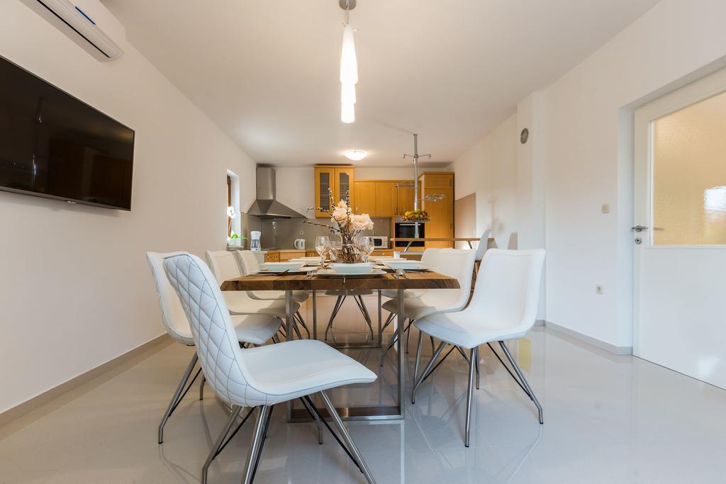 Villa Tina With Swimming Pool, Tennis Court, Games Room, Sauna, Gym, Bbq Policnik Exterior photo