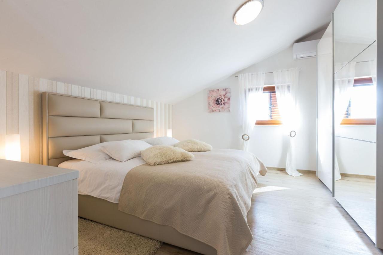 Villa Tina With Swimming Pool, Tennis Court, Games Room, Sauna, Gym, Bbq Policnik Exterior photo