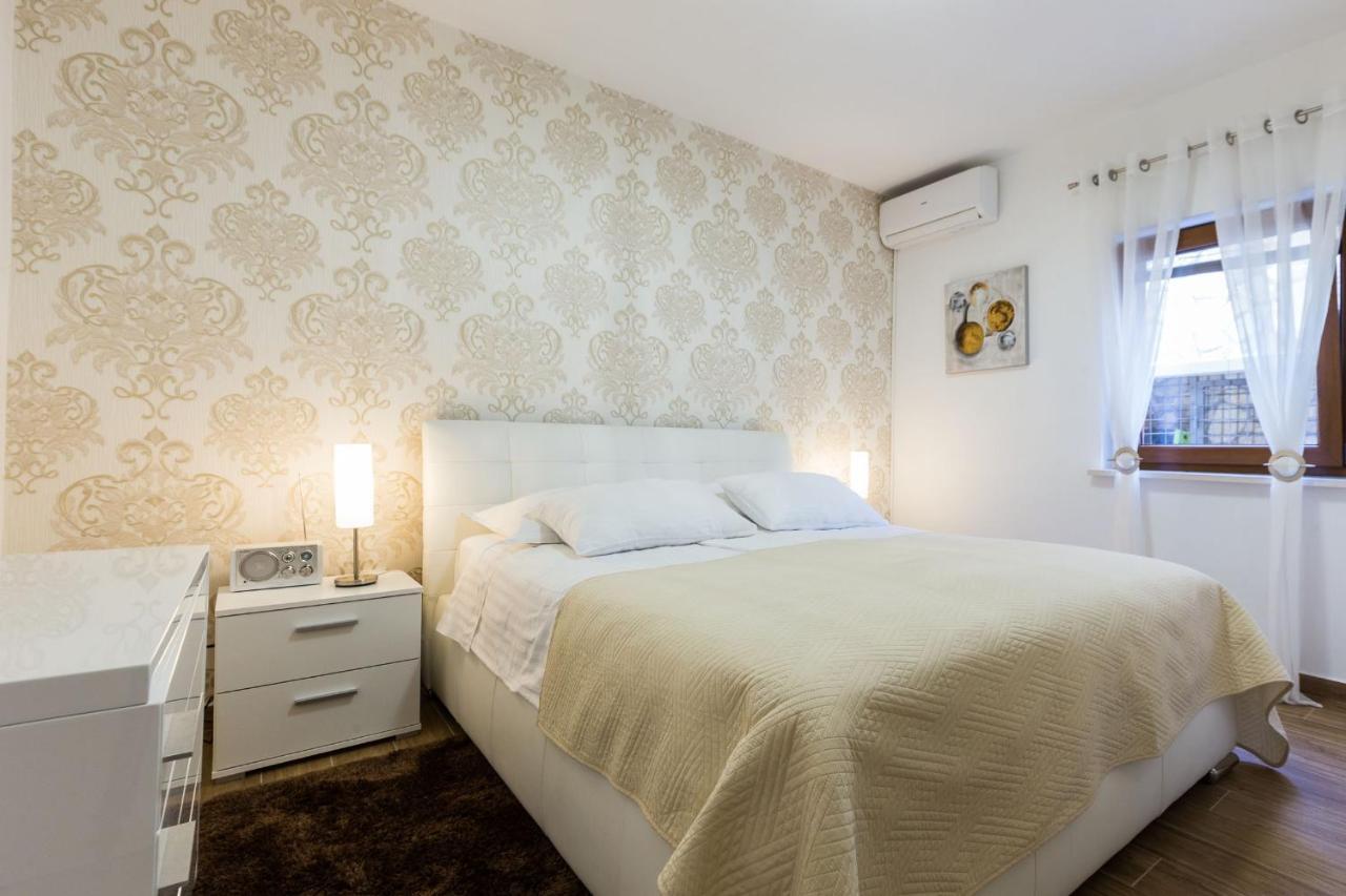 Villa Tina With Swimming Pool, Tennis Court, Games Room, Sauna, Gym, Bbq Policnik Exterior photo