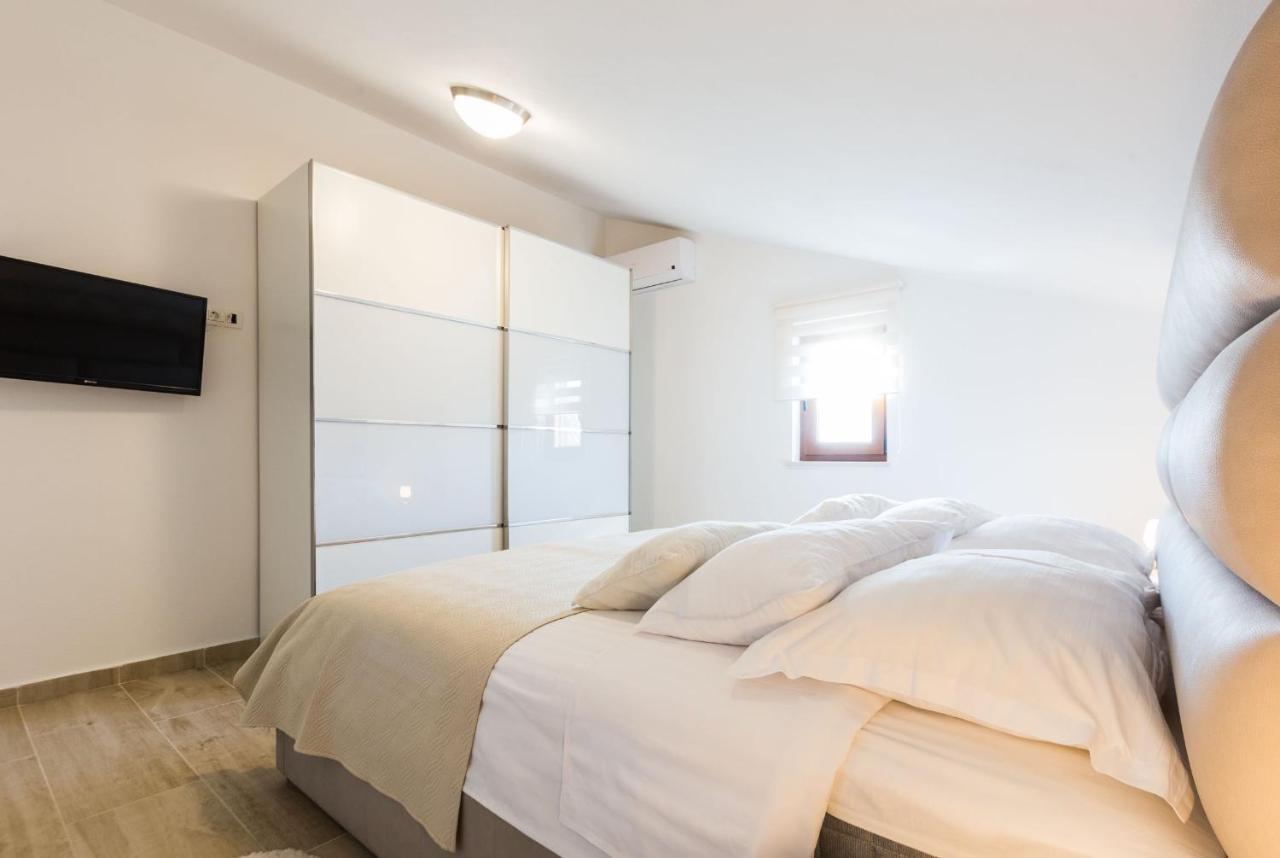 Villa Tina With Swimming Pool, Tennis Court, Games Room, Sauna, Gym, Bbq Policnik Exterior photo