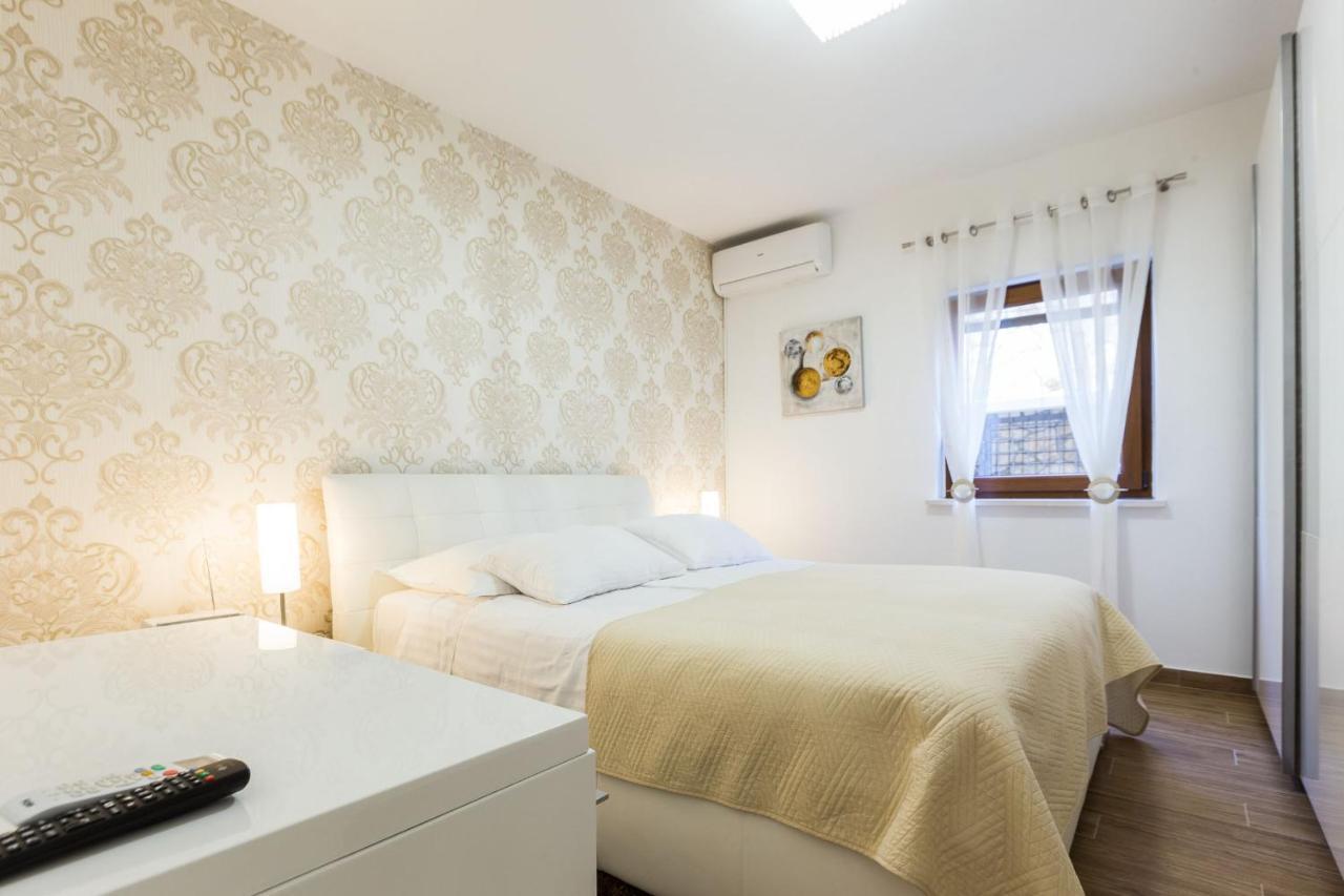 Villa Tina With Swimming Pool, Tennis Court, Games Room, Sauna, Gym, Bbq Policnik Exterior photo