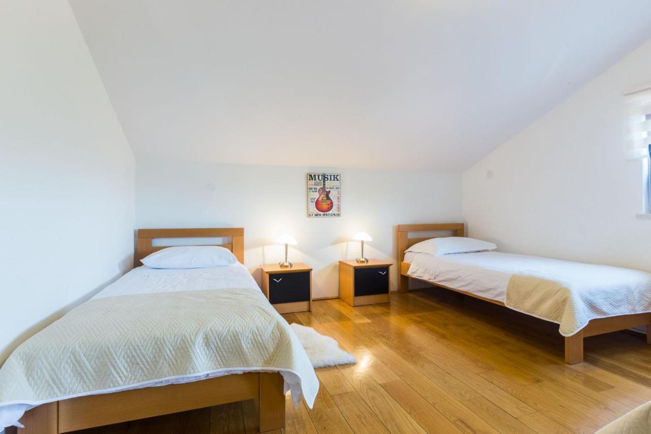 Villa Tina With Swimming Pool, Tennis Court, Games Room, Sauna, Gym, Bbq Policnik Exterior photo