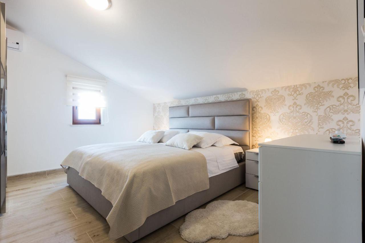 Villa Tina With Swimming Pool, Tennis Court, Games Room, Sauna, Gym, Bbq Policnik Exterior photo