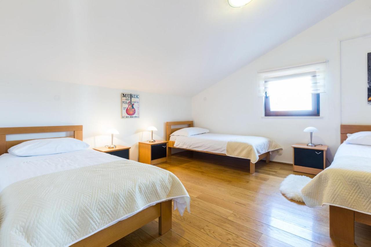 Villa Tina With Swimming Pool, Tennis Court, Games Room, Sauna, Gym, Bbq Policnik Exterior photo
